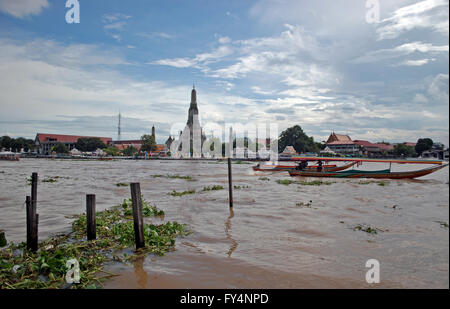 Wat Arun viste attraverso il Fiume Chao Phraya in Bangkok Foto Stock