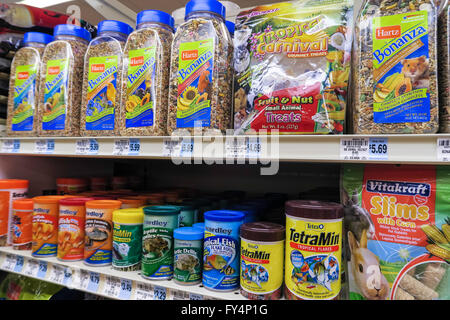 Hartz Bonanza Guines marca alimentare suini e pesce , piccolo animale, rettili Pet Care corsia, Weis supermercato, DOYLESTOWN, PA, Stati Uniti d'America Foto Stock