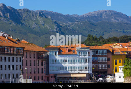 Balconi in vetro, tipico del nord a Llanes, Spagna Foto Stock