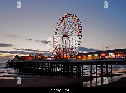 Blackpool Central Pier al crepuscolo Foto Stock