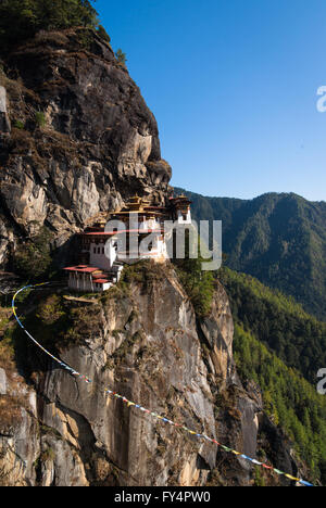 Il drammatico Tiger's Nest (Taktshang) Monastero, arroccato sulla scogliera vicino a paro, Bhutan Foto Stock