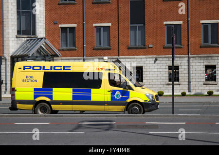 La polizia del Merseyside ha sezione cane; vista laterale del traffico su "Strand' l'autostrada principale attraverso la parte anteriore del Liverpool City, adiacente al dockland e le principali attrazioni turistiche, Merseyside, Regno Unito Foto Stock