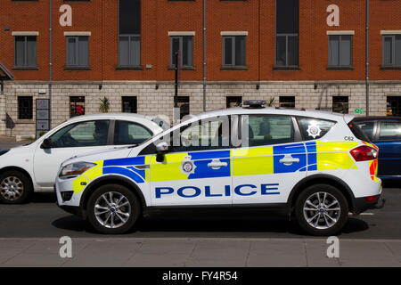 Auto della Polizia del traffico veicolare su "Strand' l'autostrada principale attraverso la parte anteriore del Liverpool City, adiacente al dockland e le principali attrazioni turistiche, Merseyside, Regno Unito Foto Stock