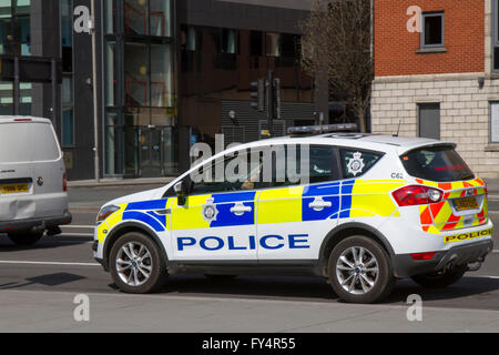 Auto della Polizia del traffico veicolare su "Strand' l'autostrada principale attraverso la parte anteriore del Liverpool City, adiacente al dockland e le principali attrazioni turistiche, Merseyside, Regno Unito Foto Stock