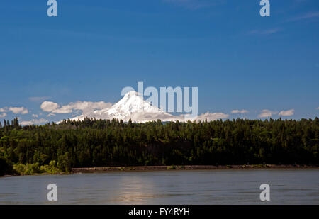 Monte Cofano presa dal lato di Washington del fiume Columbia mostrato in primo piano. Quasi un giorno senza nuvole conun poche nuvole Foto Stock