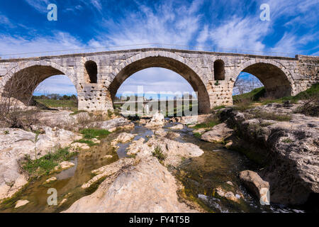 Le Pont Julien Bonnieux Vaucluse Provence Francia 84 Foto Stock