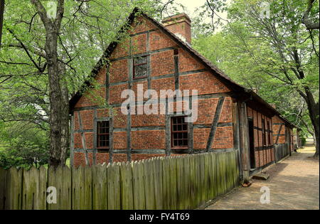 Vecchia Salem, North Carolina: mattone e semi-legno del XVIII secolo case moravo sulla strada principale sono ora residenze private Foto Stock