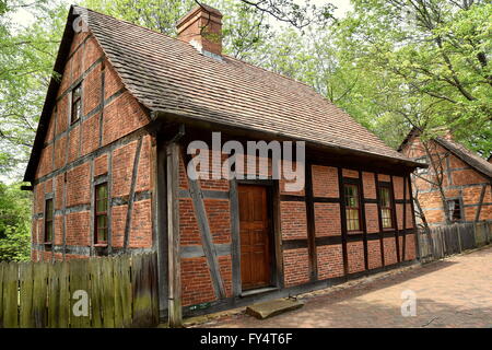 Vecchia Salem, North Carolina 1767 Moravian Terza casa costruita in mattoni e semi-legname su Main Street Foto Stock