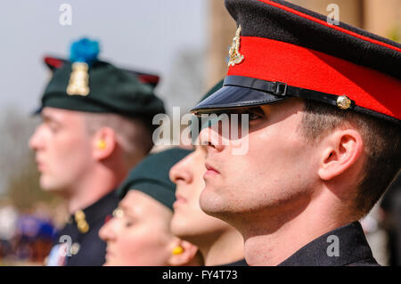 I soldati della "Ulster's Gunners" nel cerimoniale di uniforme. Foto Stock