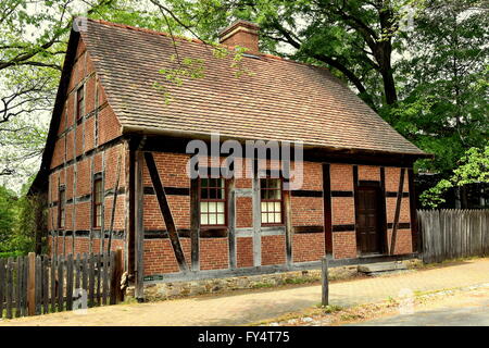 Vecchia Salem, North Carolina: a struttura mista in legno e muratura in mattoni e 1768 Moravian Quinta Casa con 1805 alterazioni sulla strada principale Foto Stock