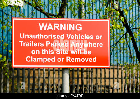 Nessun segno di parcheggio, indicando le vetture saranno bloccate e trainato Foto Stock