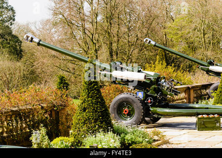 Due 105mm Light Cannoni obici da Royal Artillery schierate al castello di Hillsborough Palace per dare una pistola 21 salute. Foto Stock