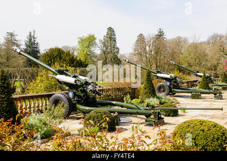 Tre 105mm Light Cannoni obici da Royal Artillery schierate al castello di Hillsborough Palace per dare una pistola 21 salute. Foto Stock