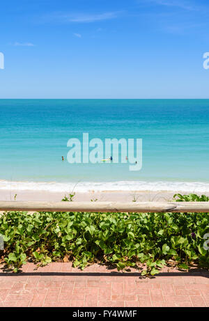 Persone in mare a Cable Beach, Broome, Kimberley, Australia occidentale, Australia Foto Stock