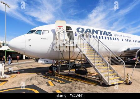 Scale passeggeri in un Qantas Boeing 737-800 aereo all'aeroporto di Broome, Kimberley, Australia occidentale Foto Stock