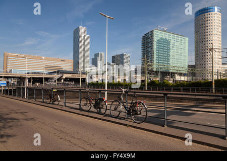 Grattacieli presso la stazione centrale di Den Haag Centraal, l'Aia, Olanda, Paesi Bassi Foto Stock