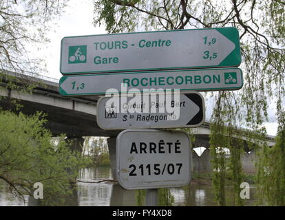 Escursioni in bicicletta segno vicino a Tours in Francia Aprile 2016 Foto Stock