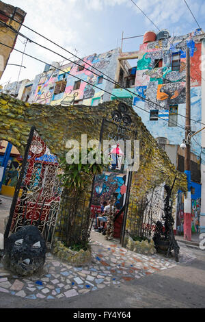 Vista verticale dell'entrata di Hamel's Alley all Avana, Cuba. Foto Stock