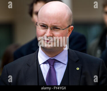 Gli studenti provenienti da diverse università scozzesi, comprese le università di Strathclyde sono state riunite dal SNP Patrick Grady MP e Christopher Stephens MP per chiedere la liberazione di Strathclyde studente Elias Apetsi, AKA Signore Apetsi. Postgrad Apetsi, è stato eletto il nuovo NUS Scozia il diritto di asilo e il rifugiato Officer in contumacia a causa di detenuti sabato 19 marzo. La nazionale ghanese ora affrontare la deportazione. Dotato di: Patrick Grady MP per Glasgow Nord e sviluppo internazionale portavoce (SNP) dove: Londra, Regno Unito quando: 21 Mar 2016 Foto Stock