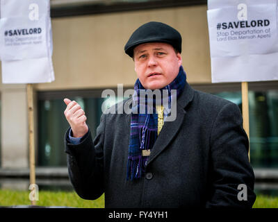 Gli studenti provenienti da diverse università scozzesi, comprese le università di Strathclyde sono state riunite dal SNP Patrick Grady MP e Christopher Stephens MP per chiedere la liberazione di Strathclyde studente Elias Apetsi, AKA Signore Apetsi. Postgrad Apetsi, è stato eletto il nuovo NUS Scozia il diritto di asilo e il rifugiato Officer in contumacia a causa di detenuti sabato 19 marzo. La nazionale ghanese ora affrontare la deportazione. Dotato di: Chris Stephens MP per Glasgow South West (SNP) dove: Londra, Regno Unito quando: 21 Mar 2016 Foto Stock