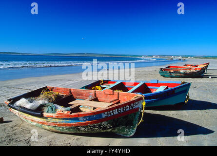 In legno barche da pesca sulla spiaggia; Cape Town; Penisola del Capo; Sud Africa Foto Stock
