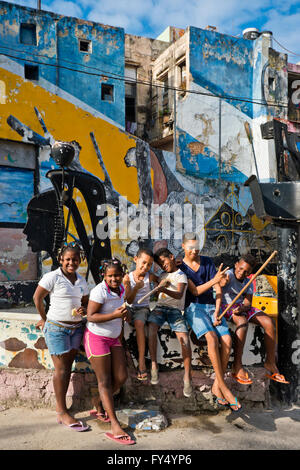 Ritratto verticale dei bambini a Hamel's Alley all Avana, Cuba. Foto Stock