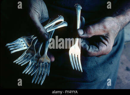 Argenteria artigiano visualizzando il suo lavoro; vasellame in corso Foto Stock