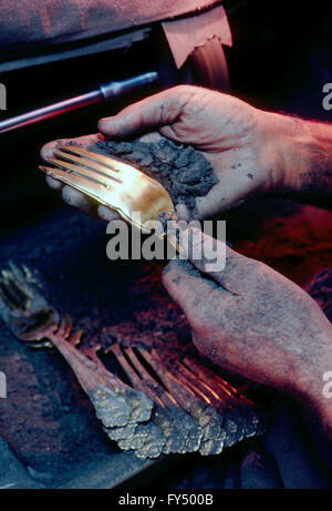 Argenteria artigiano visualizzando il suo lavoro; vasellame in corso Foto Stock