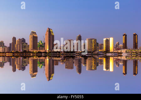 Skyline del centro di San Diego al tramonto in California Foto Stock