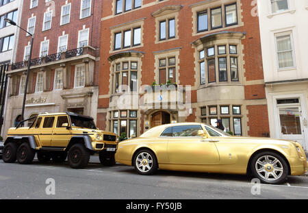 Oro dipinta supercars in Arabia Saudita parcheggiato a Mayfair, Londra: Mercedes G63 AMG 6x6 & Rolls Royce Wraith coupe Foto Stock