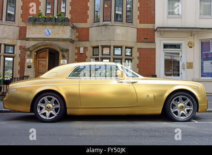 Oro dipinta Rolls Royce Wraith dall Arabia Saudita parcheggiato a Mayfair, Londra Foto Stock