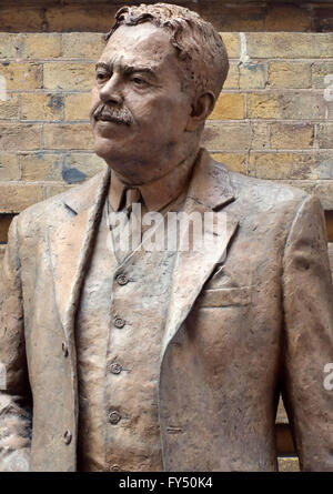 Statua di locomotiva engineer Sir Nigel Gresley nella stazione di King Cross, Londra Foto Stock