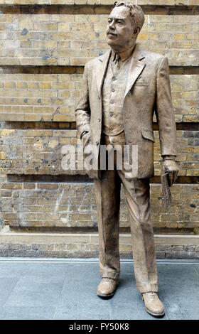 Statua di locomotiva engineer Sir Nigel Gresley nella stazione di King Cross, Londra Foto Stock