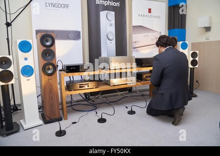 Mosca Hi Fi e High End Show, Mosca, Russia - 15 Aprile 2016: Rappresentante della società di distribuzione tunes High End audio Foto Stock