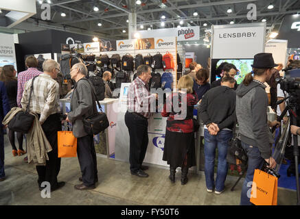 Mosca Crocus Expo a Mosca, Russia - 15 Aprile 2016: Visitatori cercando sacchetti a Photo stand di vendita a Photoforum 2016 Foto Stock