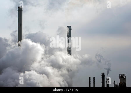 Immagine concettuale che mostra l'inquinamento atmosferico da industria petrolchimica mostra ciminiere compresi con fumo Foto Stock