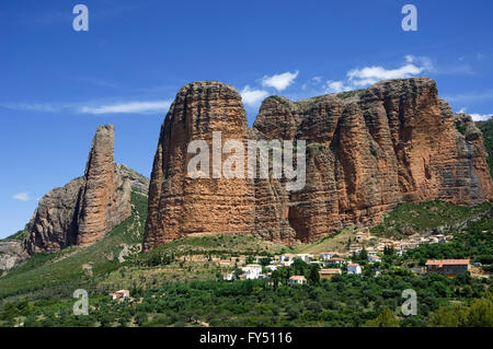 Il Mallos de Riglos, set di conglomerato formazioni rocciose in Hoya de Huesca comarca, Aragona, Spagna Foto Stock