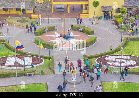 QUITO, ECUADOR, ottobre - 2015 - Vista aerea della terra di mezzo un monumento in Quito Ecuador, è la più frequentata località turistica di t Foto Stock