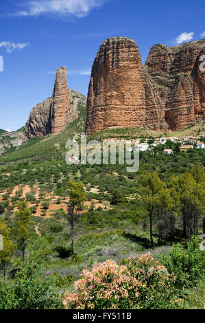 Il Mallos de Riglos, set di conglomerato formazioni rocciose in Hoya de Huesca comarca, Aragona, Spagna Foto Stock