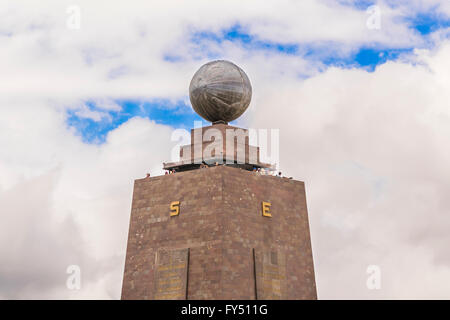 La terra di mezzo un monumento in Quito Ecuador, è la più frequentata località turistica di questo paese. Foto Stock