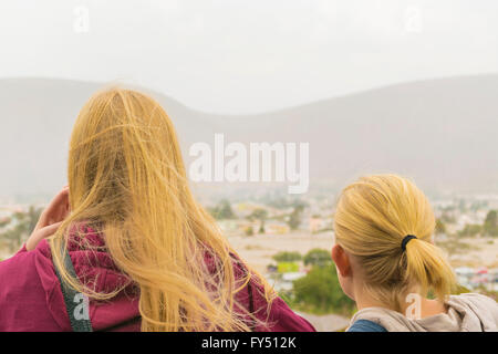 QUITO, ECUADOR, ottobre - 2015 - vista posteriore di due giovani donne bionda al punto di vista della terra di mezzo un monumento a Quito, Ecuador Foto Stock