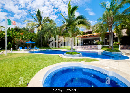 Elegante residenza messicana, Jacuzzi vasca idromassaggio e la piscina a casa di lusso, Punta de Mita, Riviera Nayarit, Messico Foto Stock