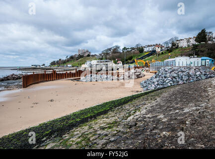 Costruzione della laguna. Sono iniziati i lavori per la costruzione di una laguna sul lungomare di Southend in modo che i visitatori possono godere di una nuotata in mare con la bassa marea Foto Stock