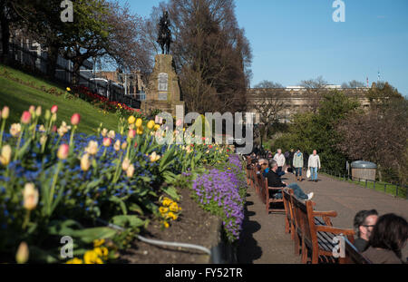 Per coloro che godono di sole di primavera nei giardini di Princes Street West, Edimburgo, Scozia Foto Stock