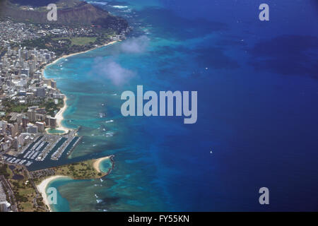 Waikiki, l'Ala Moana Beach Park, il Parco Kapiolani sono a Porto, condomini, Diamondhead, alberghi di Honolulu e l'Oceano vista aerea durante la d Foto Stock