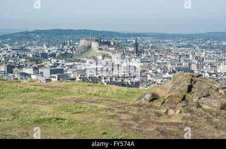 Una vista sul castello di Edimburgo da balze di Arthur' Seat, Scotland - Regno Unito Foto Stock