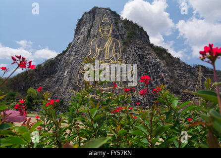 Il Buddha scolpito su sulla scogliera potente laser, le principali attrazioni della città di Pattaya, Thailandia Foto Stock