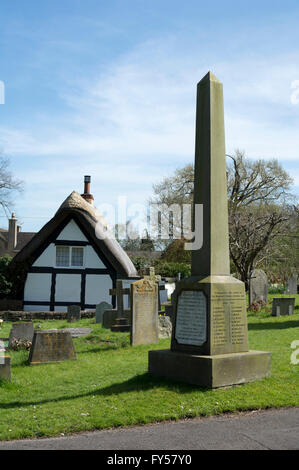 Memoriale di guerra in San Lorenzo il sagrato, Swindon Village, Cheltenham, Gloucestershire, England, Regno Unito Foto Stock