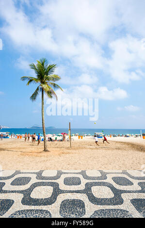 RIO DE JANEIRO - MARZO 24, 2016: brasiliani giocare un gioco di futevolei footvolley vicino la mitica boardwalk presso la spiaggia di Ipanema. Foto Stock