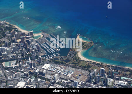 Waikiki, Ala Wai Canal, Ala Moana Mall, Parco, Centro Congressi, condomini, alberghi di Honolulu e l'Oceano vista aerea durante il giorno Foto Stock